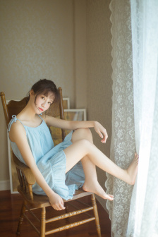 巴黎一丝不佳的走秀的背景故事简单